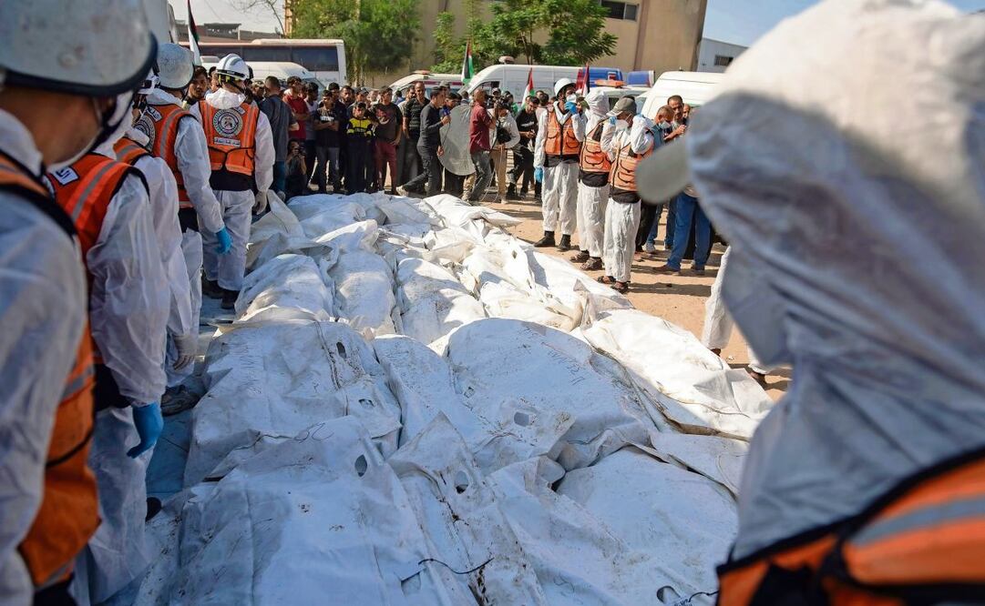 Cuerpos de palestinos no identificados, devueltos por Israel, antes de un funeral multitudinario frente al Hospital Nasser en Khan Yunis, Gaza. Foto: Haitham Imad / EFE
