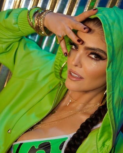 Ana Bárbara se une a la tendencia de mostrar la ropa interior