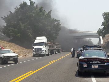 Montan bloqueos en Michoacán tras detenciones