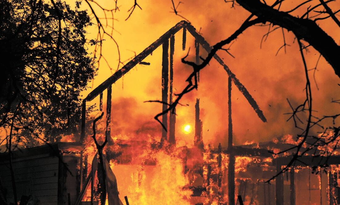 Lo que queda de una casa en llamas debido al incendio Kincade, en Healdsburg, California, donde se vive una situación desesperada. Foto/JOSH EDELSON. AFP