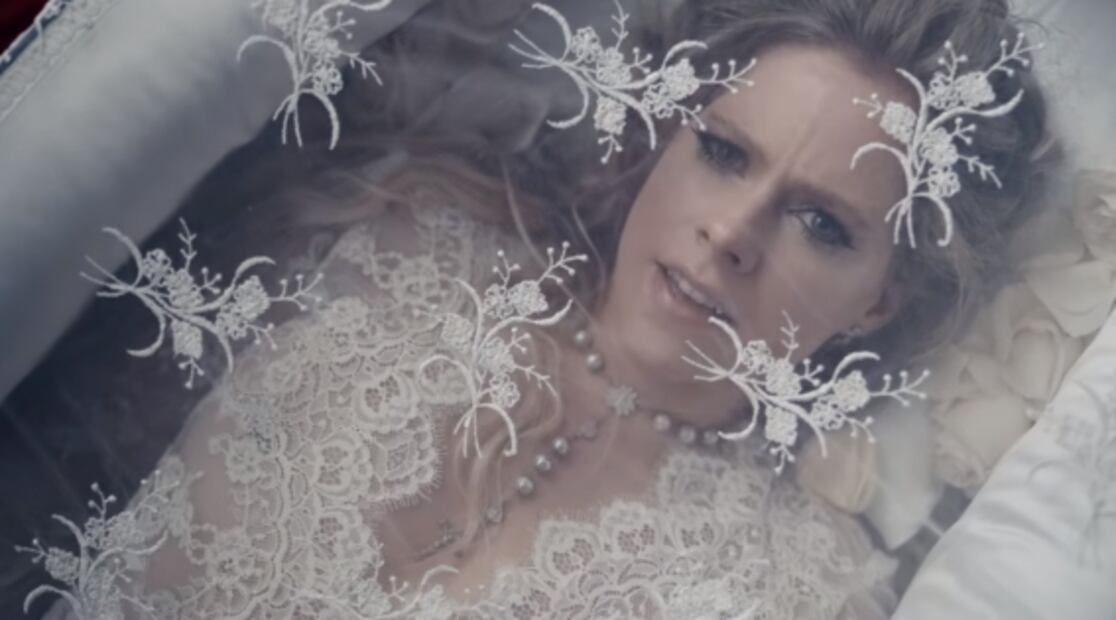 Avril Lavigne impacta con look gótico para su nuevo video