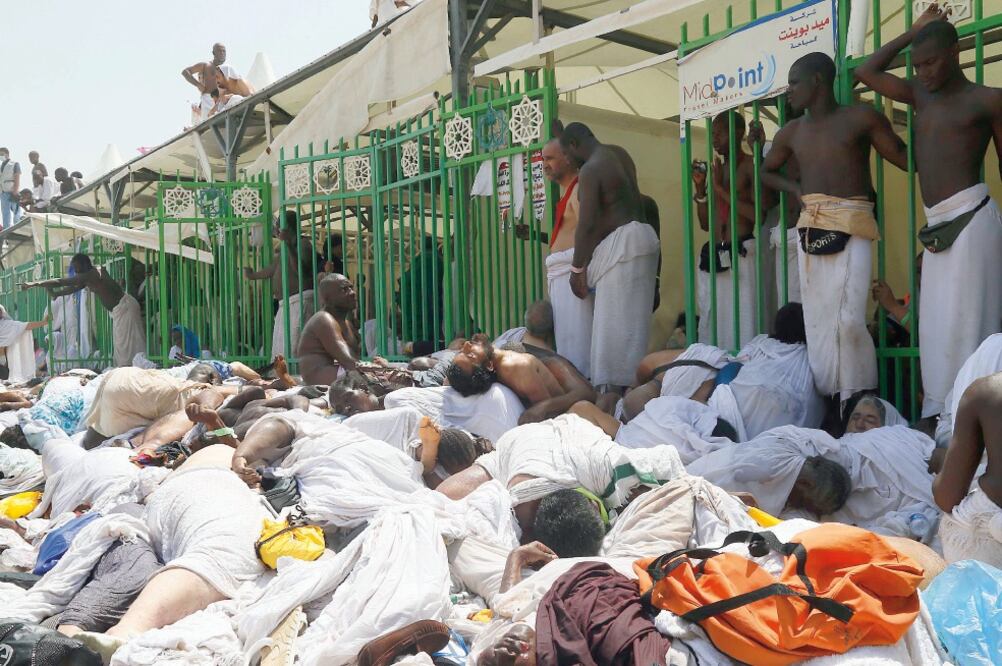 Los cuerpos de los cientos de peregrinos fallecidos en la estampida de ayer fueron apliados, en la ciudad saudita de Mina (AP)