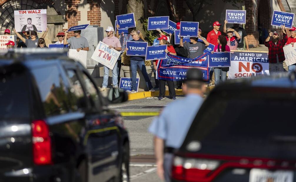 Partidarios del expresidente Donald Trump se manifiestan mientras el candidato demócrata a la vicepresidencia, Tim Walz, sale de un hotel en Macon, Georgia. Foto: AP