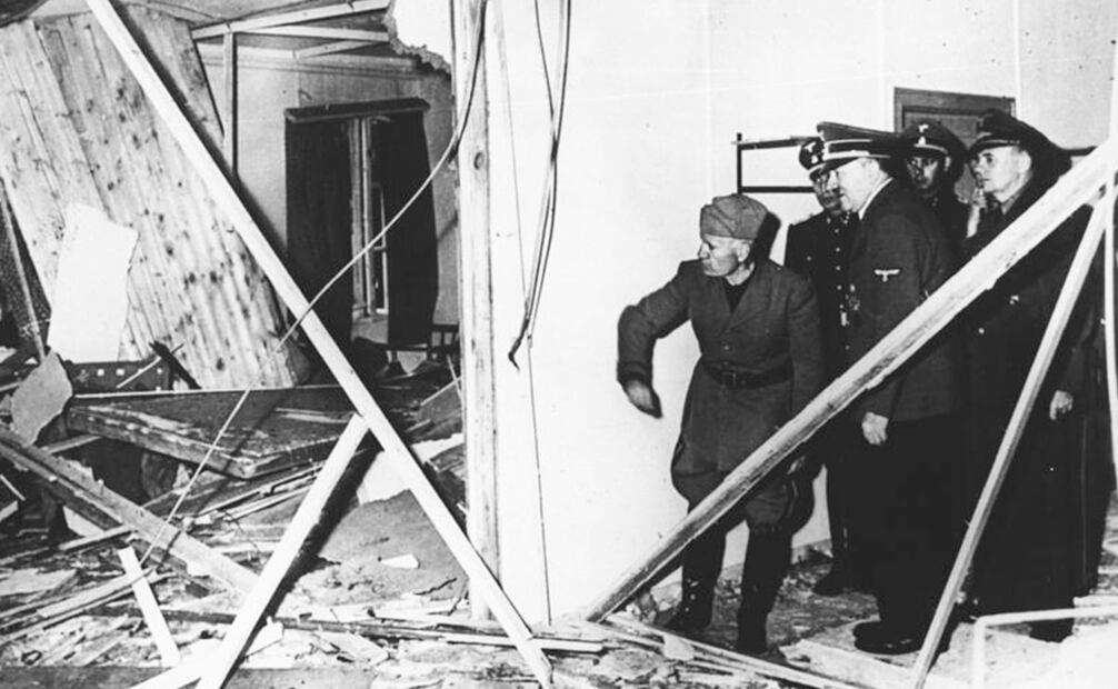 Hitler y Mussolini en la “Guarida del Lobo”. The Daily Monitor Leader aseguró que el atentado contra el líder nazi y la renuncia del Primer Ministro japonés, Hideki Tojo, anunciaban el fin para la Segunda Guerra Mundial. Foto: German Federal Archive/Wikimedia Commons
