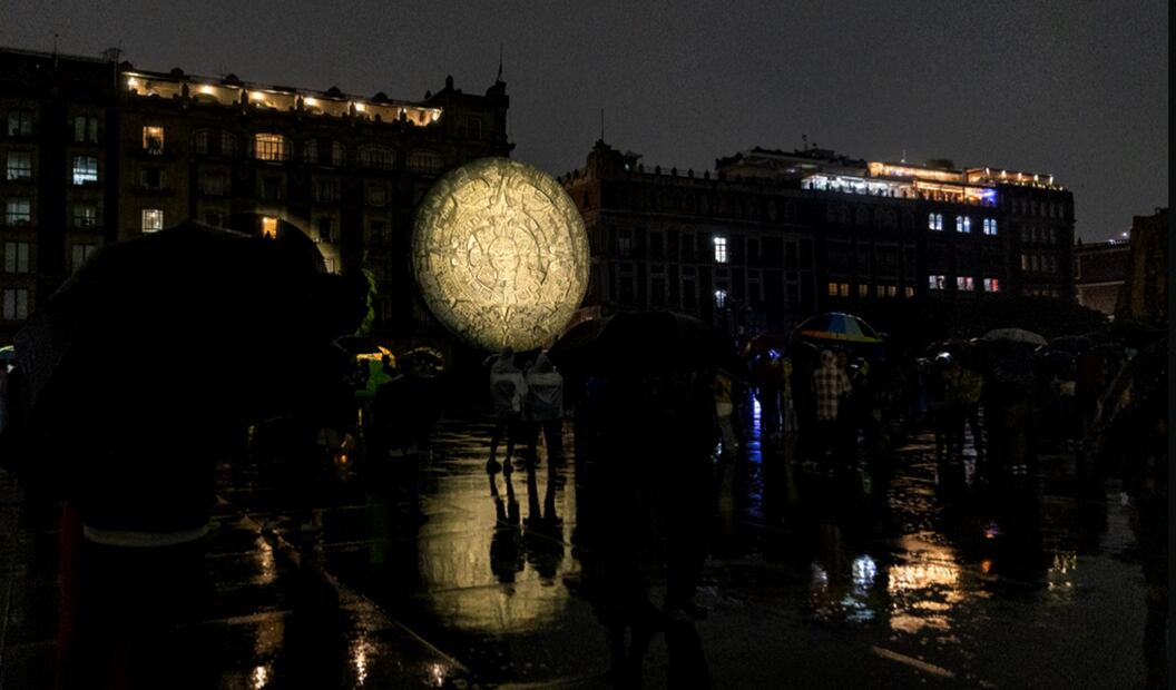 Personas observan la inauguración del videomapping “Memoria luminosa” con motivo de los 700 años de la fundación de México-Tenochtitlán en el Zócalo de la Ciudad de México, el 11 de julio de 2025. Foto: Hugo Salvador /EL UNIVERSAL