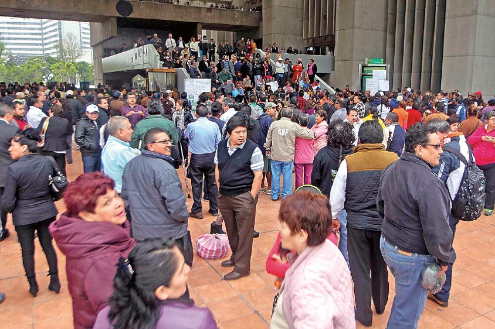 Trabajadores basificados se manifestaron el pasado 26 de octubre en las sedes de los gobiernos delegacionales para exigir el pago puntual las guardias y horas extras laboradas que les deben (Especial)