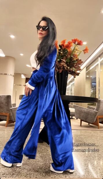 Martha Debayle y su conjunto oversize de terciopelo azul 