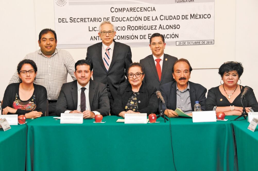 El secretario de Educación, Mauricio Rodríguez (segundo de izquierda a derecha), compareció ayer en el Congreso local. (ESPECIAL)
