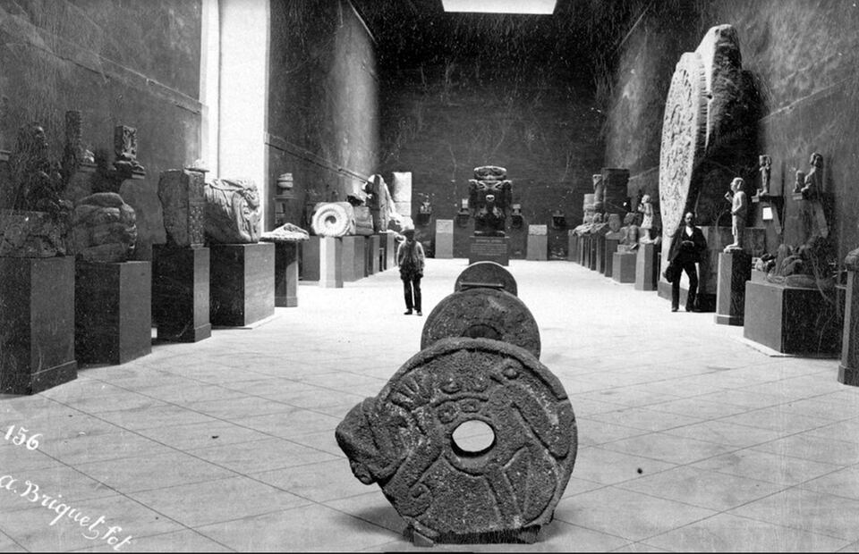 Una imagen del reconocido fotógrafo A. Briquet en la que se aprecia la sala de monolitos del Museo Nacional a finales del siglo XIX. Del lado derecho se aprecia la Piedra del Sol, que en 1885 había llegado aquí, procedente de la Catedral, y en el fondo también se distingue la Coatlicue. Este espacio se encontraba en la calle de Moneda y funcionó hasta 1964, cuando las piezas fueron trasladadas al nuevo Museo Nacional de Antropología. Imagen: Col. Villasana-Torres