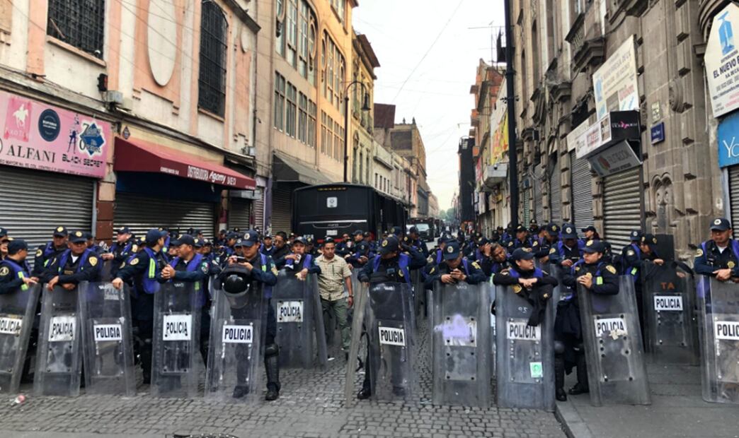 Policías capitalinos resguardan los alrededores de Palacio Nacional, el jueves 22 de mayo de 2025, después que ayer maestros de la CNTE bloquearon los accesos al recinto histórico. Foto: Diego Simón Sánchez/EL UNIVERSAL