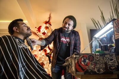 FOTOS: El Covid no lo detuvo: crece con su barbería a domicilio 