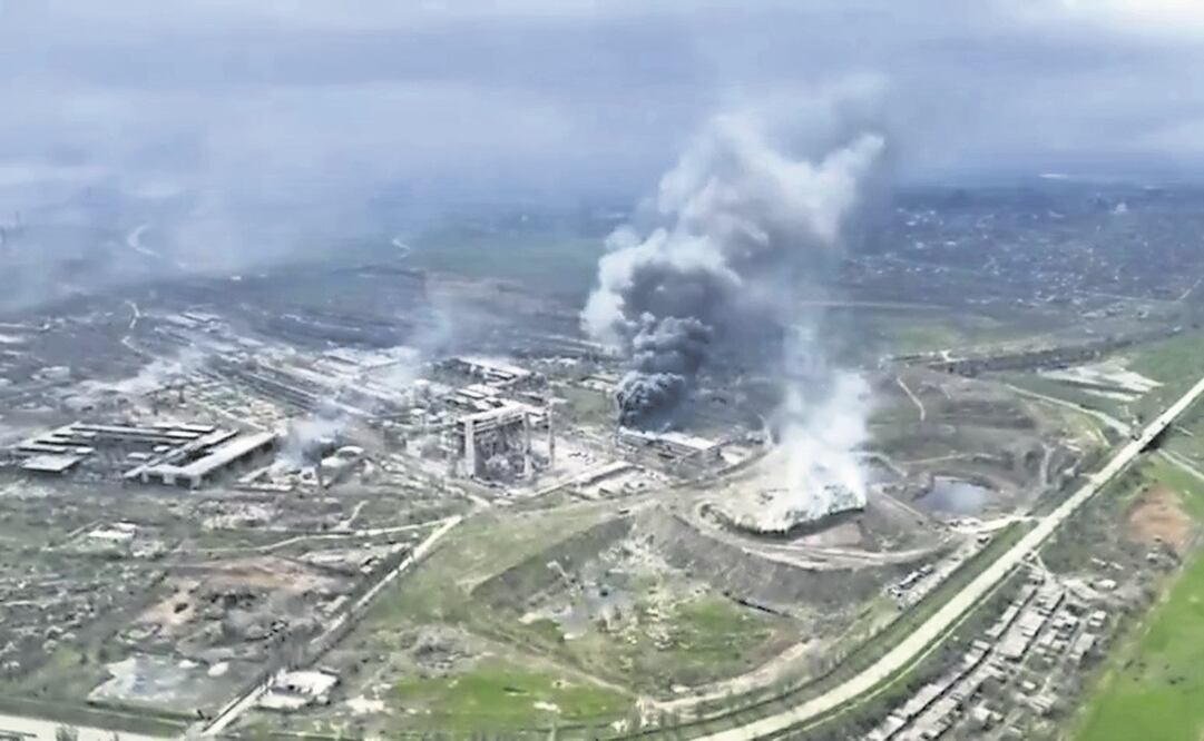 Humo en la planta de acero Azovstal, en Mariupol. Foto: Especial.