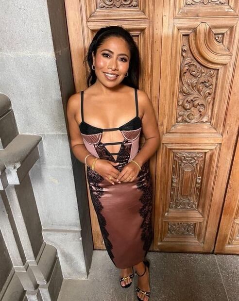 Yalitza Aparicio impacta con vestido lencero en los Premios Ariel