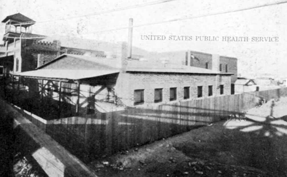 Centro de desinfección en El Paso, 1917. C.C. Pierce pidió “evitar cualquier asociación con esa gente sucia [mexicanos] que puede tener piojos”. Según su análisis, personas que se bañaran dos veces por semana y que cambiaran su ropa interior una vez cada siete días no transportarían alimañas. Foto: US Public Health Service/ESPECIAL.