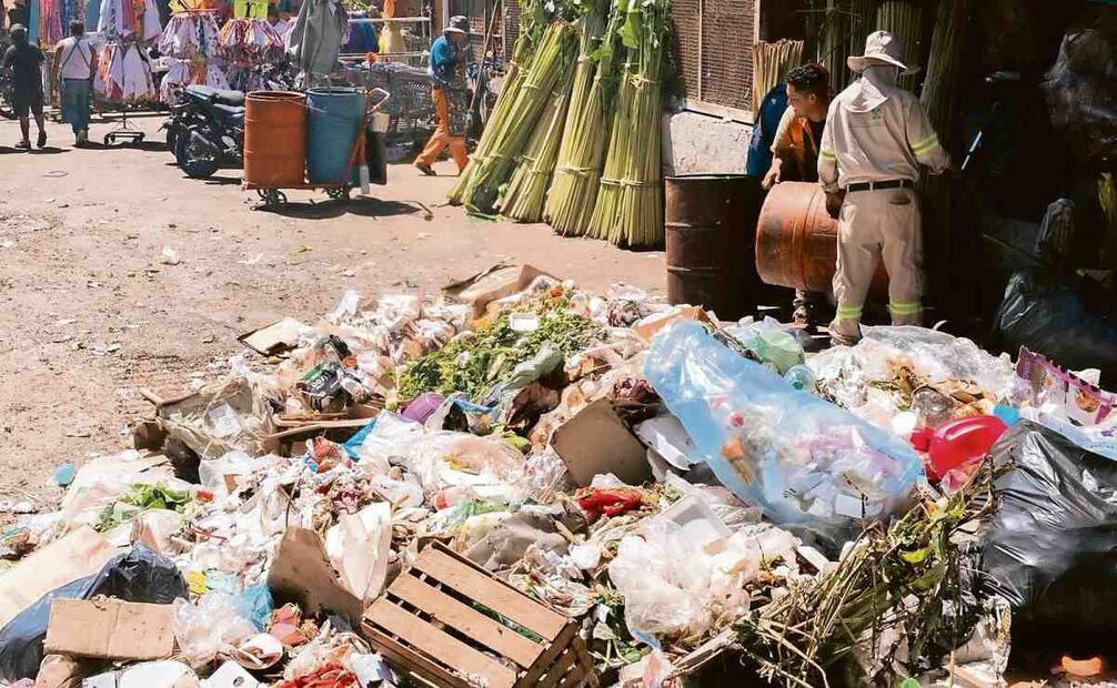 Mientras en el Mercado San Juan la basura es separada por los locatarios, en La Merced los desechos se tiran sin orden. Foto: Osmar Alvarado / EL UNIVERSAL