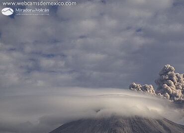 Volcán de Colima lanza exhalación de mil metros con ceniza
