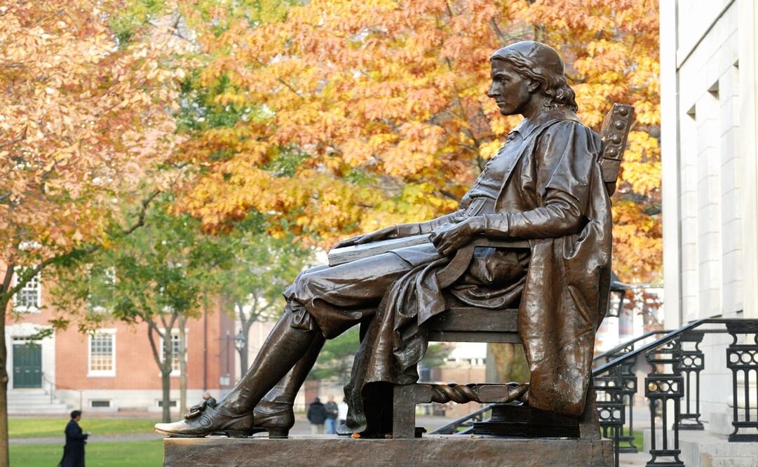 Quien toque el zapato de John Harvard tendrá suerte para poder ingresar a esta universidad. Foto: iStock 