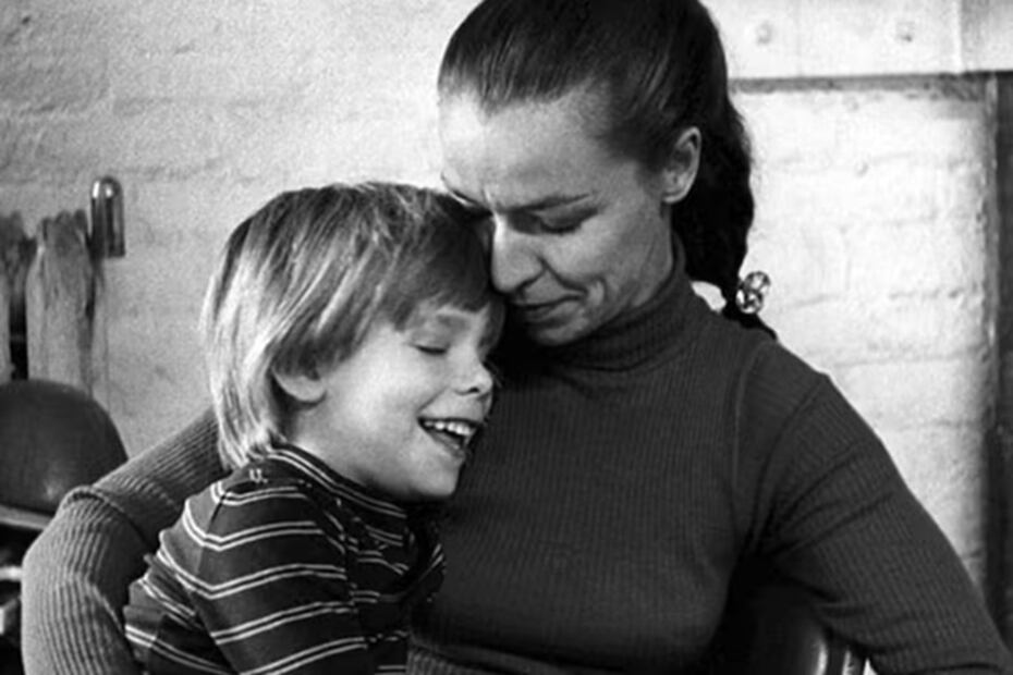 Julie y su hijo Etan. FOTO: ESPECIAL