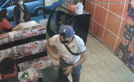 Sujetos armados asaltan a clientes de cafetería en Atizapán