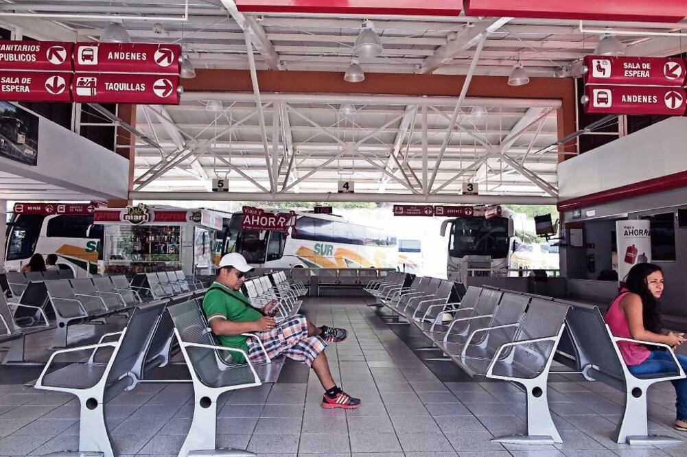 Los turistas dejaron de usar la central de autobuses a una de las principales zonas turistas de Oaxaca, que son las Bahías de Huatulco (LUIS CORTÉS. EL UNIVERSAL)