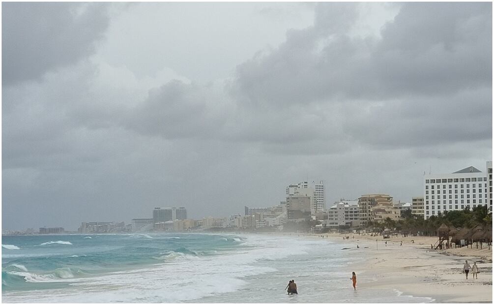 Este 24 de septiembre de 2024, turistas en Cancún siguen disfrutando las playas pese a Tormenta Tropical Helene. Foto: Adriana Varillas/ EL UNIVERSAL