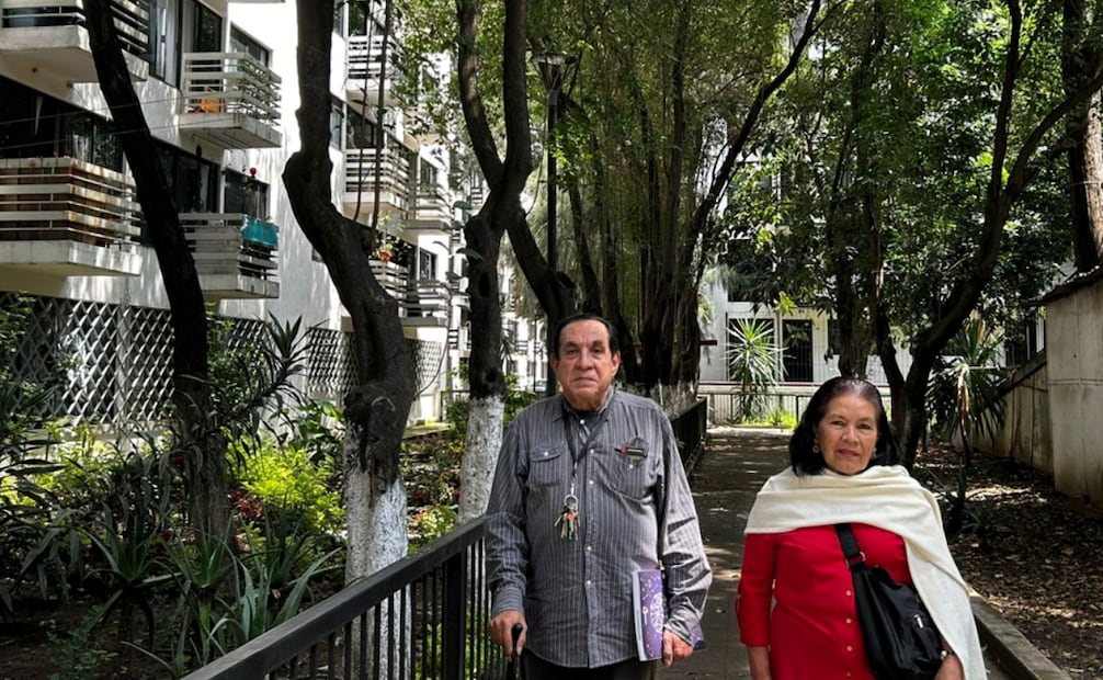 Pier Puebla (der.) y Juan Mora Rubio (izq.), vecinos del Multifamiliar Tlalpan, recuerdan cómo la solidaridad y la organización comunitaria se volvieron fundamentales tras el sismo de 2017. 
Foto: Dana Rufino/ EL UNIVERSAL