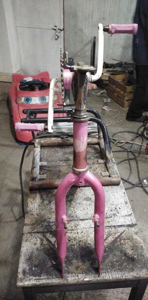 Diseñan bicicleta especial para que niño con discapacidad participe en desfile