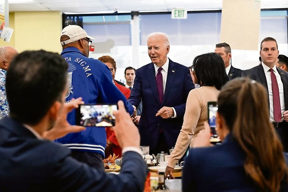 El presidente Joe Biden, ayer en una cafetería en Los Ángeles, California. Foto: Andrew Caballero-Reynoldds / AFP
