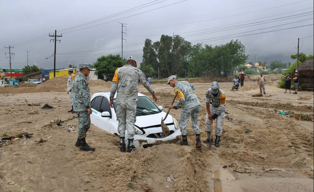 Autoridades militares informaron que se desplegaron 800 elementos y Guardia Nacional como parte del Plan DN-III por el paso de Lorena por BCS. Foto: Especial