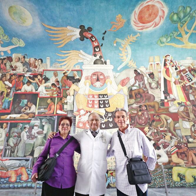 El doctor Guillermo Careaga (centro) dijo a EL UNIVERSAL que fue el 14 de noviembre de 2012 cuando se colocó el primer corazón artificial a un derechohabiente del IMSS. (ALEJANDRA LEYVA. EL UNIVERSAL )