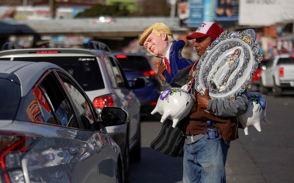 Vendedores ofrecen alcancías del presidente Donald Trump en la garita de San Ysidro, que divide a México y Estados Unidos, el 22 de enero de 2025. Foto: Diego Simón Sánchez