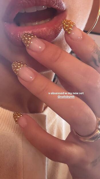 Las uñas con joyas están en tendencia. Foto: Instagram @dualipa