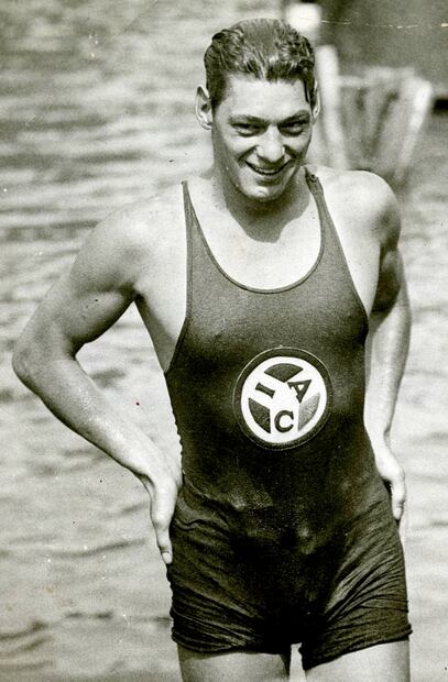 Johnny Weissmüller, el legendario Tarzán de las películas que eran el delirio en la época de los treintas, considera a Mark Spits, con la debida proporción del tiempo, inferior a él. Aquí, en una foto del Archivo de EL UNIVERSAL, Weissmüller al salir del agua luego de competir en el río Chicago, en el año de 1927. Foto: Archivo EL UNIVERSAL.