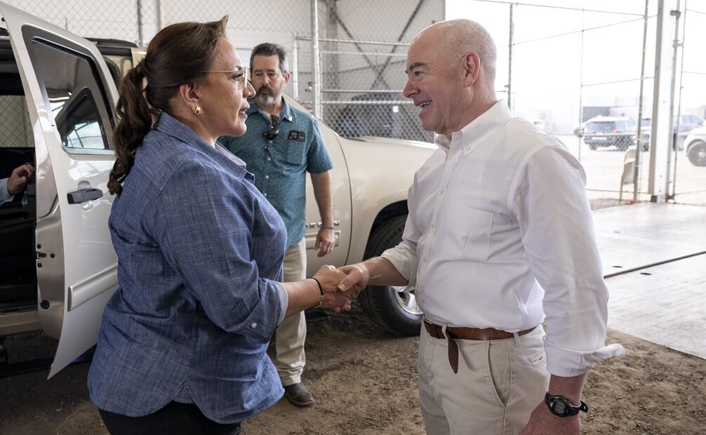 Xiomara Castro, presidenta de Honduras, y Alejandro Mayorkas, secretario de Seguridad Nacional, en una visita a McAllen.