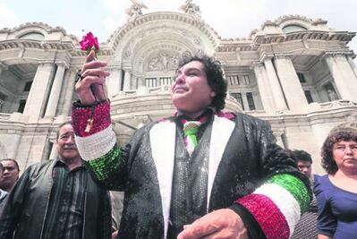 Rezos, canciones y porras para Juan Gabriel en Bellas Artes