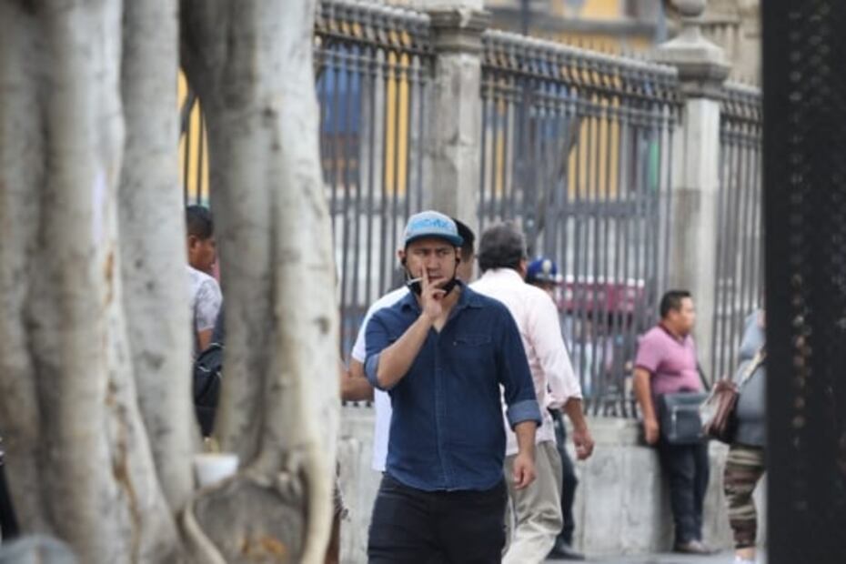 Capitalinos ignoran espacios libres de humo en el Centro Histórico; reprueban medida