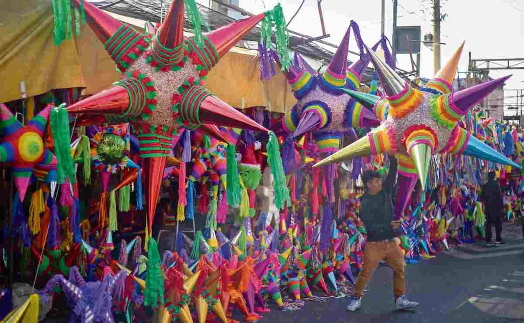 Otro de los productos llamativos que se ofertan en el Mercado de Jamaica son las piñatas, con motivo de las posadas, además de flores de nochebuena y figuras para el nacimiento. Foto: Luis Camacho | El Universal