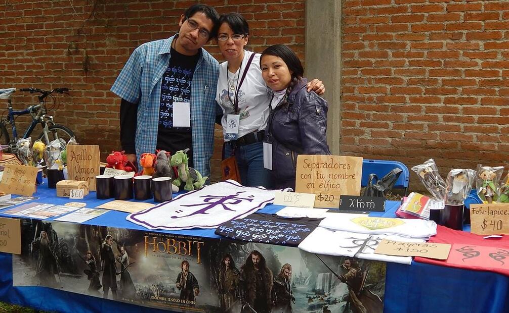 Participación en la “Feria de los Seres fantásticos México 2014. Chicoloapan, Estado de México. Se alcanza a ver decoración con la temática de la trilogía de "El Hobbit" de Peter Jackson. Foto: Sociedad Tolkiendili de México A.C.