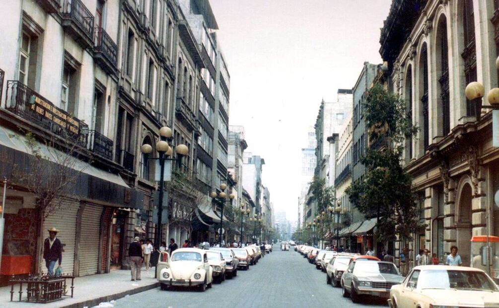 Esta foto de 16 de septiembre, alrededor de los años 80 permite darse una idea, a los lectores más jóvenes, de cómo se veían los alrededores del Sanborns Boker (der.) en sus inicios. Colección Villasana.
