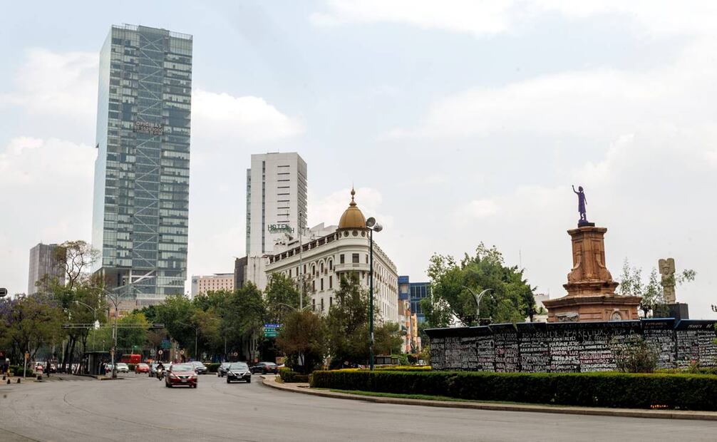 El edificio del Hotel Imperial es uno de los pocos elementos que se mantienen sin cambios sobre el tramo de Reforma donde la Glorieta de Colón pasó a ser la Glorieta de las Mujeres que Luchan, por no mencionar la tecnología, como semáforos y luminarias, que no existían hace cien años. Foto: Yaretzy M. Osnaya/EL UNIVERSAL.