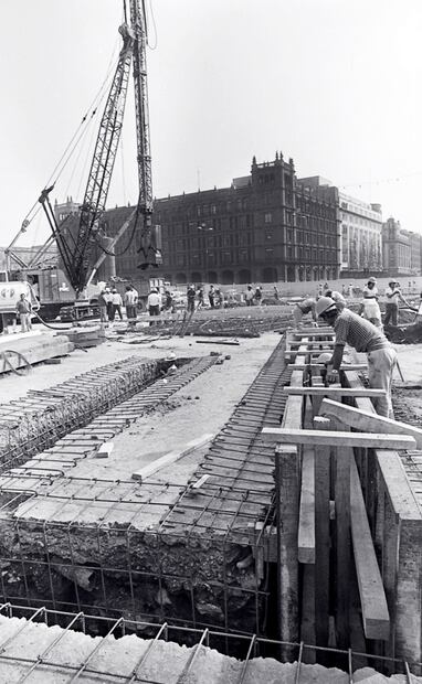 Trabajos de 1983 en el Zócalo Capitalino para ubicar la Línea 8 del Metro. El trazo original corría desde Indios Verdes hasta Ciudad Deportiva, para nivelar la demanda de usuarios que acudían al Centro Histórico. Foto: Héctor Martínez/Archivo EL UNIVERSAL.