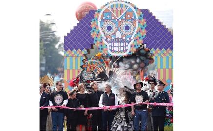 Inicia Desfile de Día de Muertos en la Estela de Luz