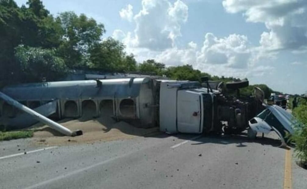Tráiler embiste camioneta familiar en carretera Mérida-Chetumal; hay 3 fallecidos