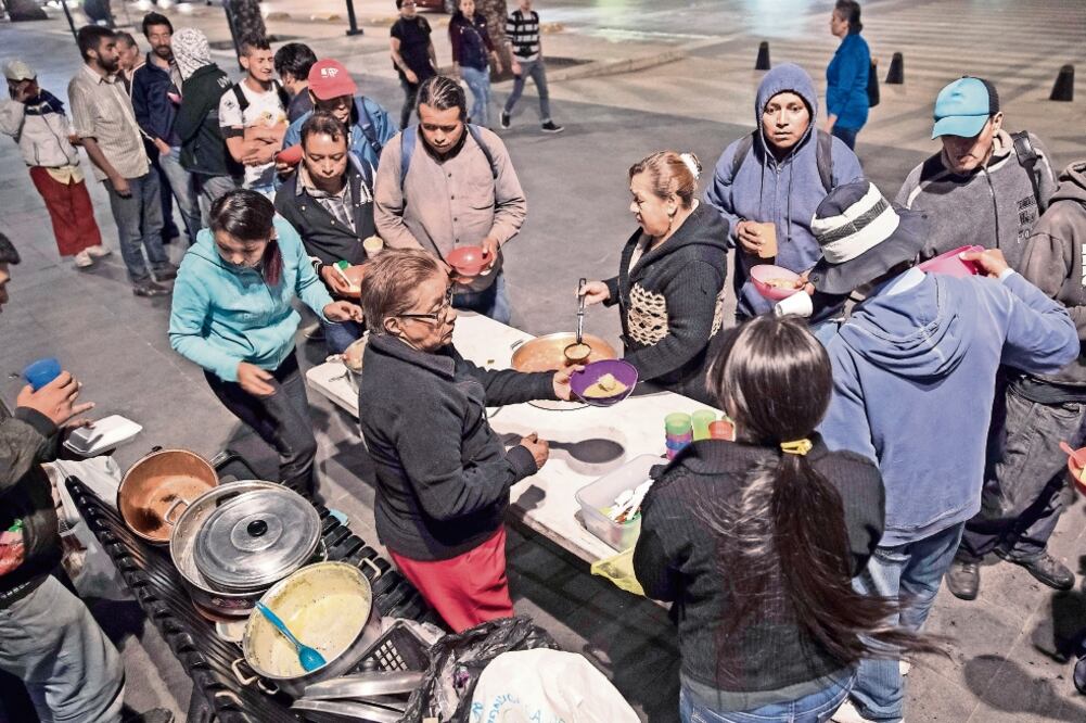 La gente en condición de calle se forma en una fila, sin hacer desorden, para degustar lo que “los hermanos” han traído para cenar (ARCHIVO EL UNIVERSAL)