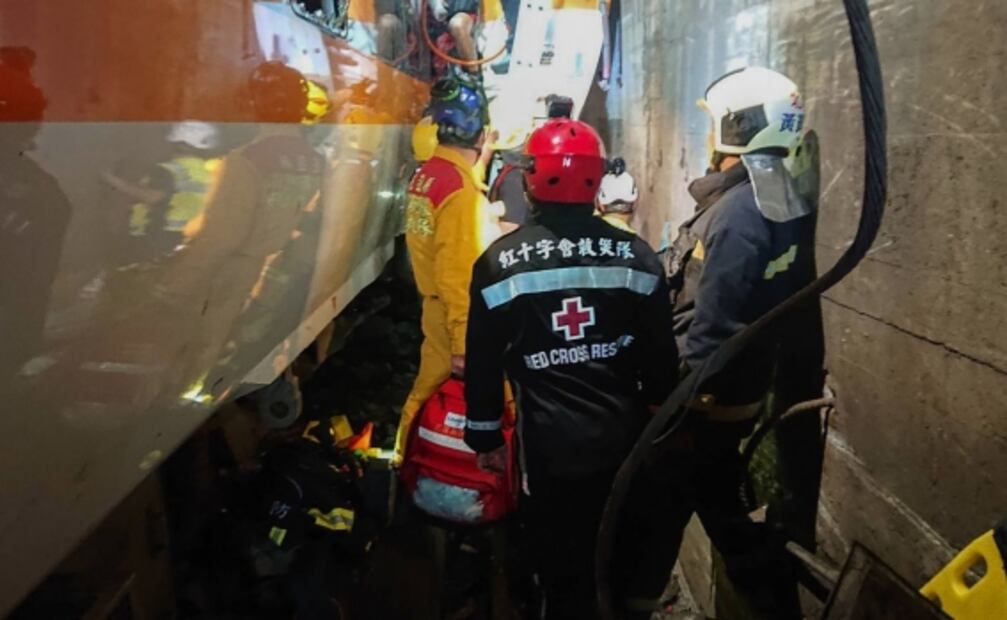 Descarrila el tren "Taroko Express" en Taiwán, el peor accidente de los últimos 40 años