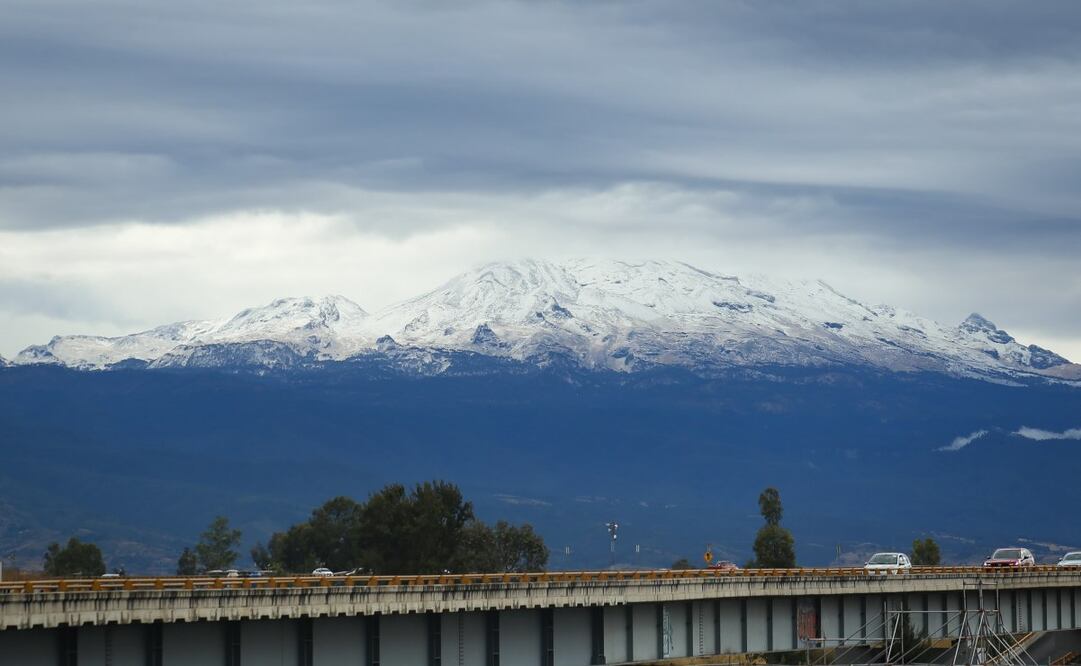 Así lucen los volcanes Iztaccíhuatl y Popocatépetl desde el oriente del Estado de México. Foto: Luis Camacho |EL UNIVERSAL