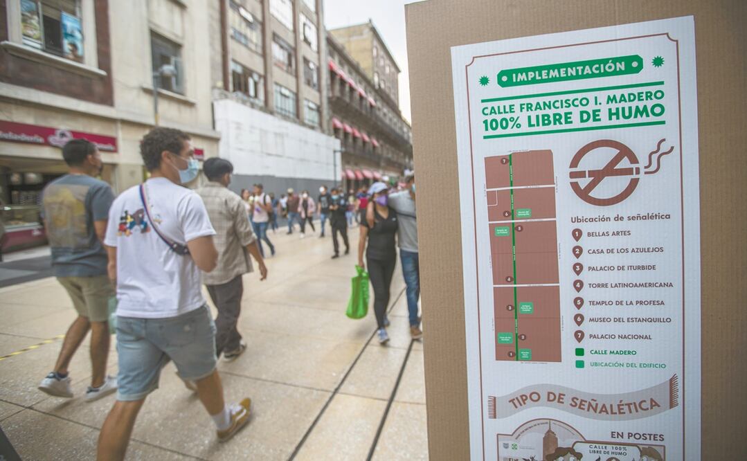 Con el aval del INAH, la Autoridad del Centro Histórico colocó 28 calcomanías e igual número de letreros en postes para socializar la nueva restricción contra el humo de tabaco en la calle Madero. Foto: GERMÁN ESPINOSA. EL UNIVERSAL