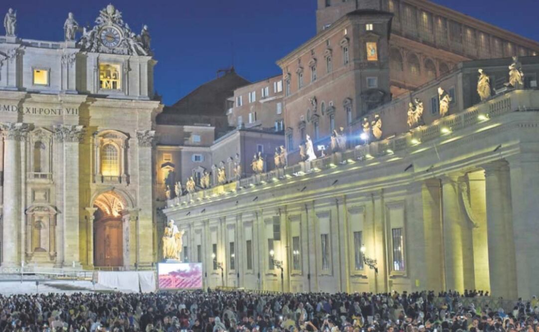 Humo negro sale de la chimenea de la Capilla Sixtina, en el Vaticano. Foto: de Bernat Armangue. AP
