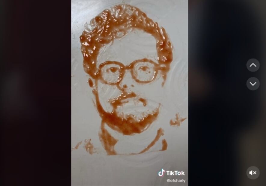 Video. Tiktoker dibuja retrato de Alex Syntek con catsup y se hace viral