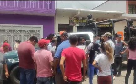 Con gas lacrimógeno, policías desalojan a manifestantes de oficinas de Fiscalía en Veracruz